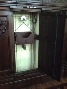 Colegio Pedro II - elevador da biblioteca aberto